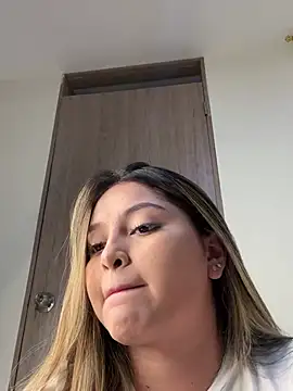 Snapshot of lunablossom_ chatting on 01-03-25, 11:55 lunablossom  online show from 01-03-25, 11:55