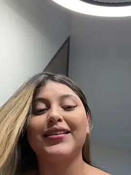 Snapshot of lunablossom_ chatting on 01-08-25, 05:48 lunablossom  online show from 01-08-25, 05:48