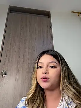 Snapshot of lunablossom_ chatting on 01-10-25, 03:18 lunablossom  online show from 01-10-25, 03:18