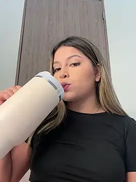 Snapshot of lunablossom_ chatting on 01-11-25, 04:57 lunablossom  online show from 01-11-25, 04:57