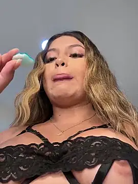 Snapshot of lunablossom_ chatting on 01-14-25, 09:51 lunablossom  online show from 01-14-25, 09:51