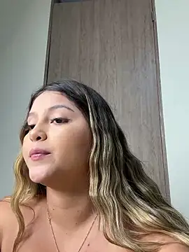 Snapshot of lunablossom_ chatting on 01-15-25, 01:02 lunablossom  online show from 01-15-25, 01:02