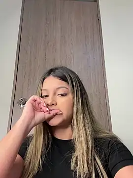 Snapshot of lunablossom_ chatting on 01-20-25, 03:26 lunablossom  online show from 01-20-25, 03:26