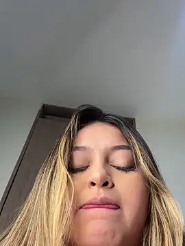 Snapshot of lunablossom_ chatting on 01-22-25, 05:16 lunablossom  online show from 01-22-25, 05:16