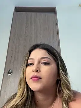 Snapshot of lunablossom_ chatting on 02-01-25, 06:40 lunablossom  online show from 02-01-25, 06:40