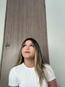 Snapshot of lunablossom_ chatting on 02-02-25, 04:54 lunablossom  online show from 02-02-25, 04:54