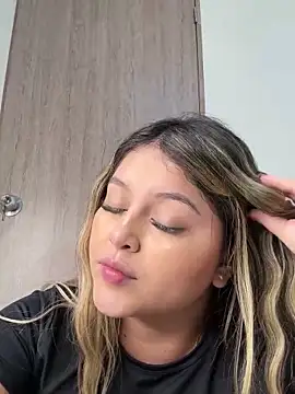 Snapshot of lunablossom_ chatting on 02-16-25, 08:33 lunablossom  online show from 02-16-25, 08:33