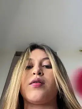 Snapshot of lunablossom_ chatting on 02-17-25, 10:36 lunablossom  online show from 02-17-25, 10:36