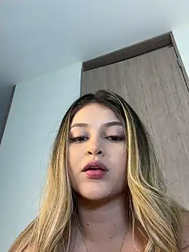 Snapshot of lunablossom_ chatting on 02-18-25, 10:14 lunablossom  online show from 02-18-25, 10:14