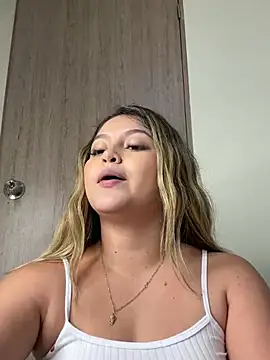 Snapshot of lunablossom_ chatting on 02-20-25, 12:52 lunablossom  online show from 02-20-25, 12:52