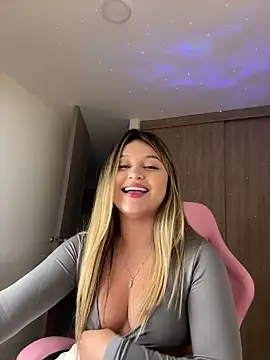 Snapshot of lunablossom_ chatting on 03-07-25, 12:58 lunablossom  online show from 03-07-25, 12:58