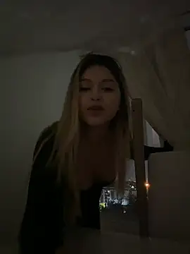 Snapshot of lunablossom_ chatting on 03-08-25, 01:06 lunablossom  online show from 03-08-25, 01:06