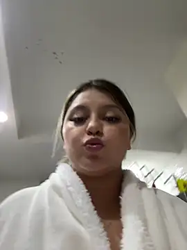 Snapshot of lunablossom_ chatting on 03-13-25, 05:11 lunablossom  online show from 03-13-25, 05:11