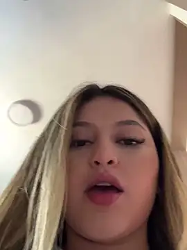 Snapshot of lunablossom_ chatting on 03-16-25, 03:39 lunablossom  online show from 03-16-25, 03:39