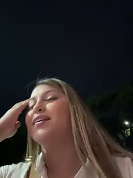 Snapshot of lunablossom_ chatting on 03-17-25, 12:30 lunablossom  online show from 03-17-25, 12:30