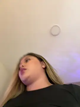 Snapshot of lunablossom_ chatting on 03-21-25, 08:50 lunablossom  online show from 03-21-25, 08:50