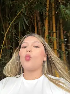 Snapshot of lunablossom_ chatting on 09-16-25, 09:49 lunablossom  online show from 09-16-25, 09:49