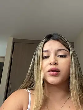 Snapshot of lunablossom_ chatting on 09-17-25, 08:10 lunablossom  online show from 09-17-25, 08:10