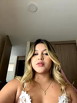 Snapshot of lunablossom_ chatting on 09-20-25, 07:59 lunablossom  online show from 09-20-25, 07:59