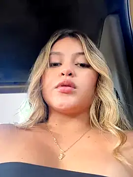 Snapshot of lunablossom_ chatting on 09-21-25, 08:43 lunablossom  online show from 09-21-25, 08:43