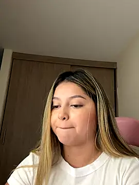 Snapshot of lunablossom_ chatting on 09-26-25, 12:58 lunablossom  online show from 09-26-25, 12:58