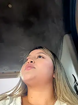 Snapshot of lunablossom_ chatting on 09-27-25, 09:09 lunablossom  online show from 09-27-25, 09:09