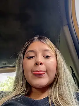 Snapshot of lunablossom_ chatting on 10-01-25, 08:15 lunablossom  online show from 10-01-25, 08:15