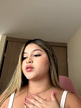 Snapshot of lunablossom_ chatting on 10-04-25, 08:07 lunablossom  online show from 10-04-25, 08:07