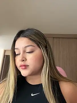 Snapshot of lunablossom_ chatting on 10-11-25, 06:50 lunablossom  online show from 10-11-25, 06:50