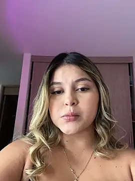 Snapshot of lunablossom_ chatting on 10-15-25, 10:32 lunablossom  online show from 10-15-25, 10:32