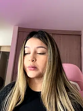 Snapshot of lunablossom_ chatting on 10-18-25, 03:13 lunablossom  online show from 10-18-25, 03:13