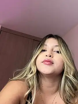 Snapshot of lunablossom_ chatting on 10-21-25, 09:26 lunablossom  online show from 10-21-25, 09:26