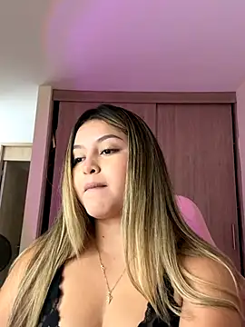 Snapshot of lunablossom_ chatting on 10-23-25, 06:50 lunablossom  online show from 10-23-25, 06:50