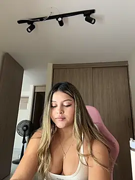 lunablossom  online show from 04-16-26, 09:39