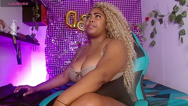 Snapshot of niawk_ chatting on 10-17-25, 01:14 niawk  online show from 10-17-25, 01:14