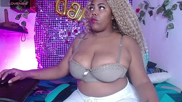 Snapshot of niawk_ chatting on 10-22-25, 01:44 niawk  online show from 10-22-25, 01:44