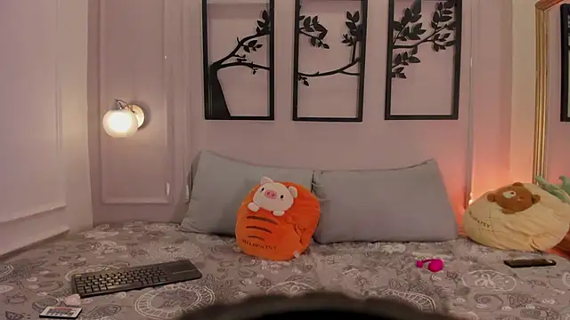 Snapshot of ale_cam chatting on 10-17-25, 12:36 ale cam online show from 10-17-25, 12:36