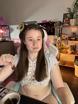 Snapshot of sweetest_pie chatting on 06-16-26, 08:00 sweetest pie online show from 06-16-26, 08:00