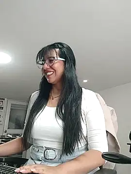 aisha latina online show from 11-14-25, 03:44