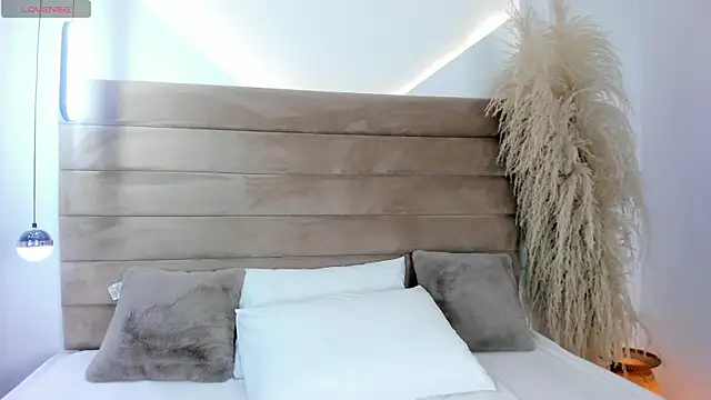 Snapshot of ValerieDiaz_ chatting on 12-26-24, 11:43 ValerieDiaz  online show from 12-26-24, 11:43