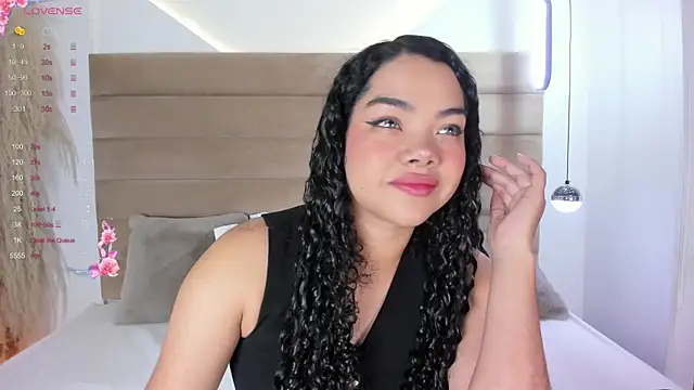 Snapshot of ValerieDiaz_ chatting on 02-04-25, 12:00 ValerieDiaz  online show from 02-04-25, 12:00