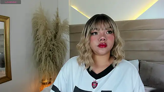 Snapshot of ValerieDiaz_ chatting on 10-22-25, 12:16 ValerieDiaz  online show from 10-22-25, 12:16