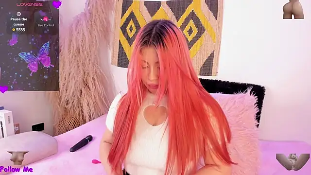 Snapshot of SophieRossi chatting on 02-27-25, 05:34 SophieRossi online show from 02-27-25, 05:34