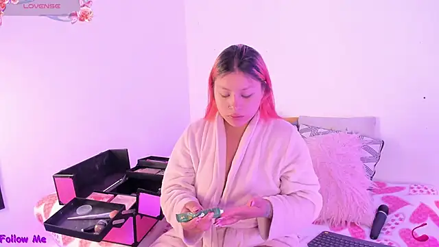 Snapshot of SophieRossi chatting on 10-01-25, 12:44 SophieRossi online show from 10-01-25, 12:44