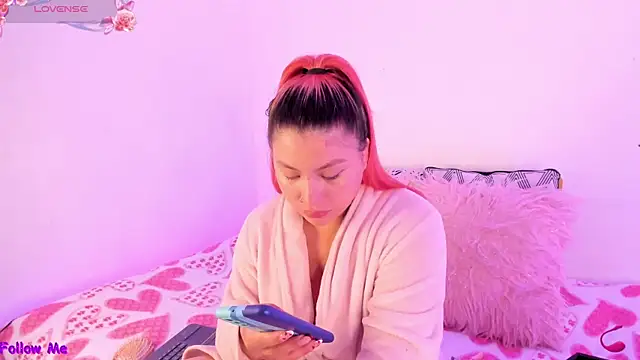 Snapshot of SophieRossi chatting on 10-04-25, 01:42 SophieRossi online show from 10-04-25, 01:42