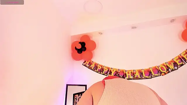 Snapshot of SophieRossi chatting on 10-14-25, 01:23 SophieRossi online show from 10-14-25, 01:23