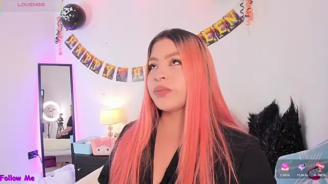 Snapshot of SophieRossi chatting on 10-30-25, 04:03 SophieRossi online show from 10-30-25, 04:03