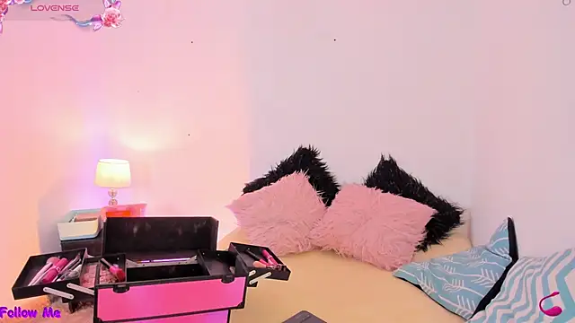 Snapshot of SophieRossi chatting on 11-11-25, 04:12 SophieRossi online show from 11-11-25, 04:12