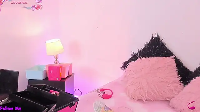 Snapshot of SophieRossi chatting on 11-20-25, 04:23 SophieRossi online show from 11-20-25, 04:23