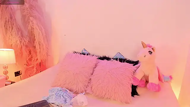 Snapshot of SophieRossi chatting on 12-14-25, 04:18 SophieRossi online show from 12-14-25, 04:18